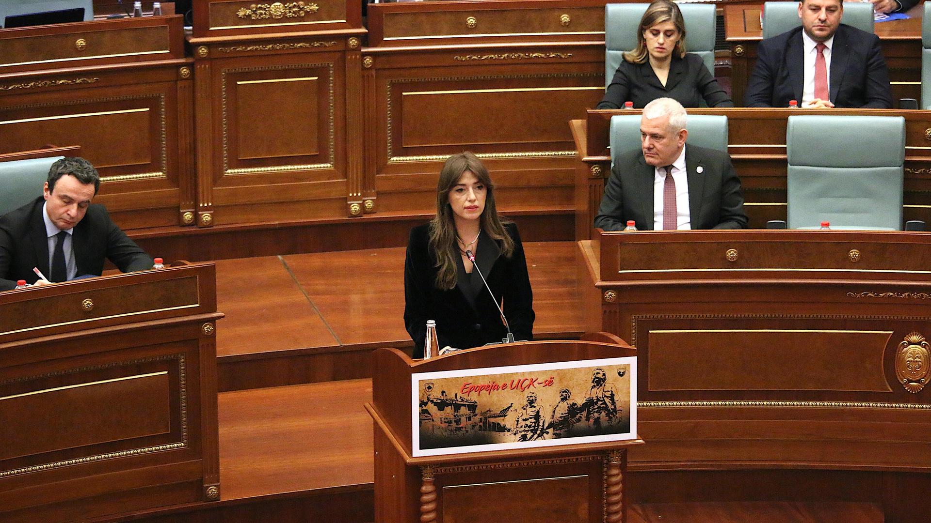 Kosovos Interims-Präsidentin Albulena Haxhiu spricht im Parlament.
