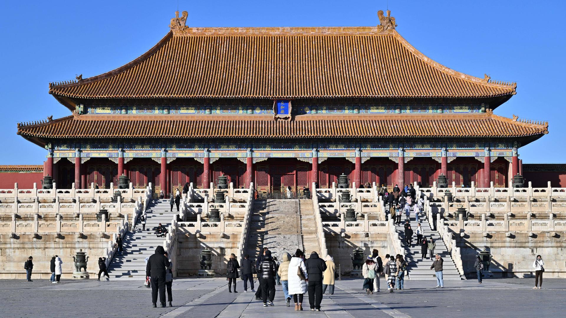 231130 -- BEIJING, Nov. 30, 2023 -- Tourists visit the Palace Museum, also known as the Forbidden City, in Beijing, capital of China, Nov. 29, 2023.  CHINA-BEIJING-PALACE MUSEUM CN ChenxYehua PUBLICATIONxNOTxINxCHN