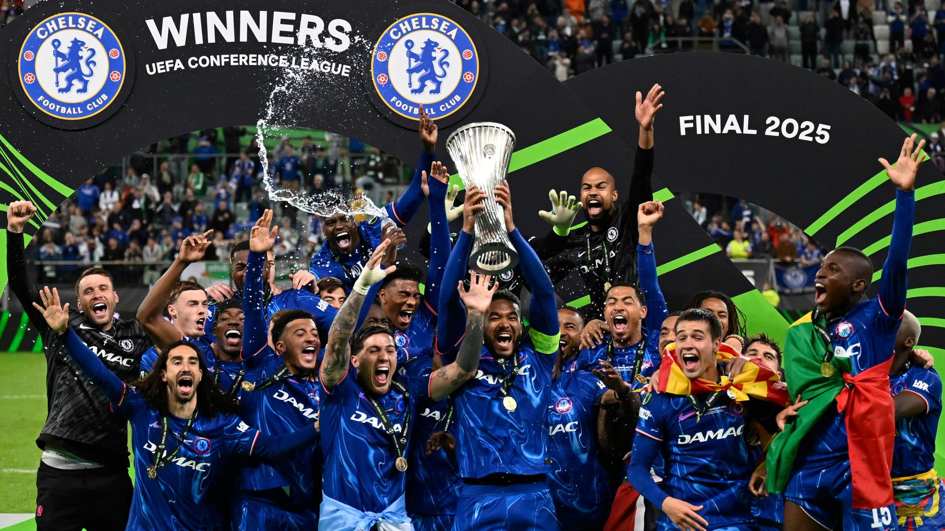 Die Spieler des FC Chelsea jubeln in einem Pulk bei der Übergabe des Sieger-Pokals nach dem Gewinn der UEFA Europa Conference League. Die Spieler des FC Chelsea jubeln in einem Pulk bei der Übergabe des Sieger-Pokals nach dem Gewinn der UEFA Europa Conference League.