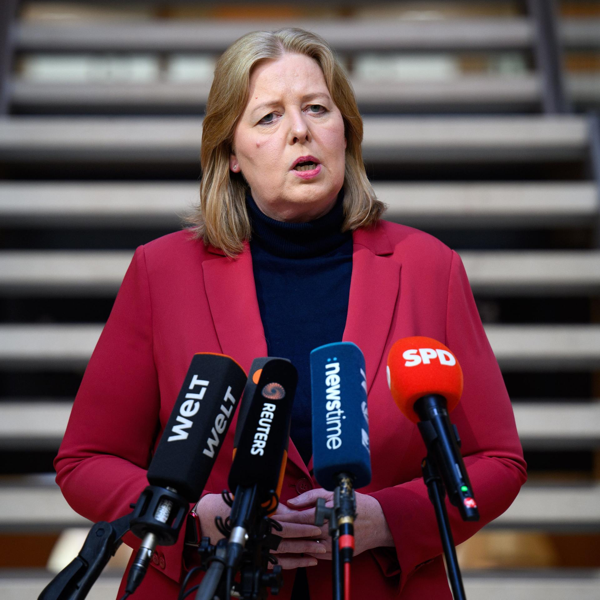 Die SPD-Co-Vorsitzende und Bundesarbeitsministerin Bärbel Bas steht vor Mikrofonen im Willy-Brandt-Haus in Berlin.