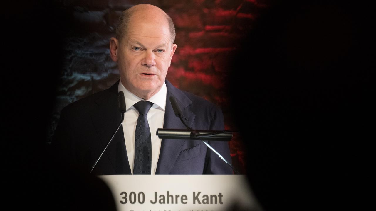 Bundeskanzler Olaf Scholz (SPD) spricht während einer Festveranstaltung zum 300. Geburtstag des Philosophen Kant.