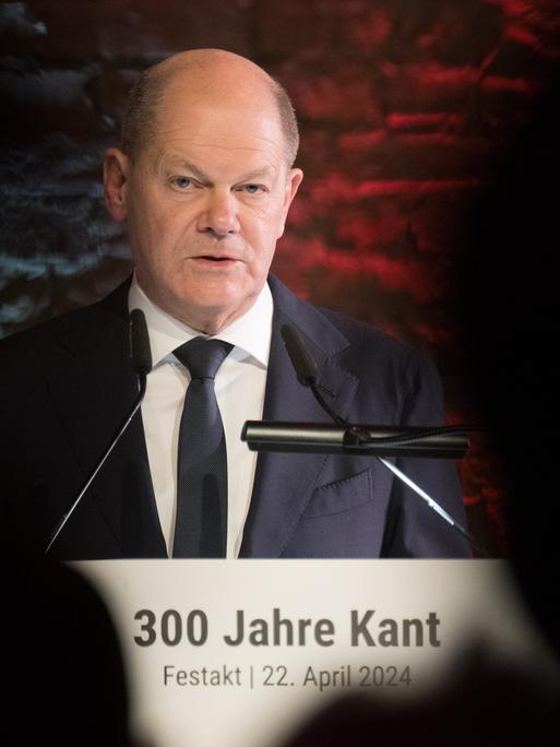 Bundeskanzler Olaf Scholz (SPD) spricht während einer Festveranstaltung zum 300. Geburtstag des Philosophen Kant.