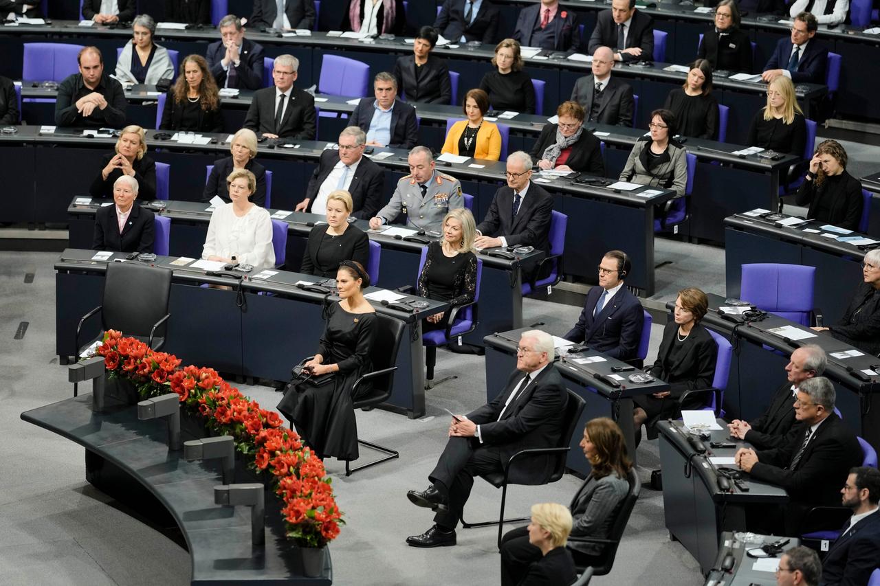 Kronprinzessin Victoria von Schweden und Bundespräsident Steinmeier sitzen während der Gedenkstunde im Bundestag in der Mitte des Plenarsaals.