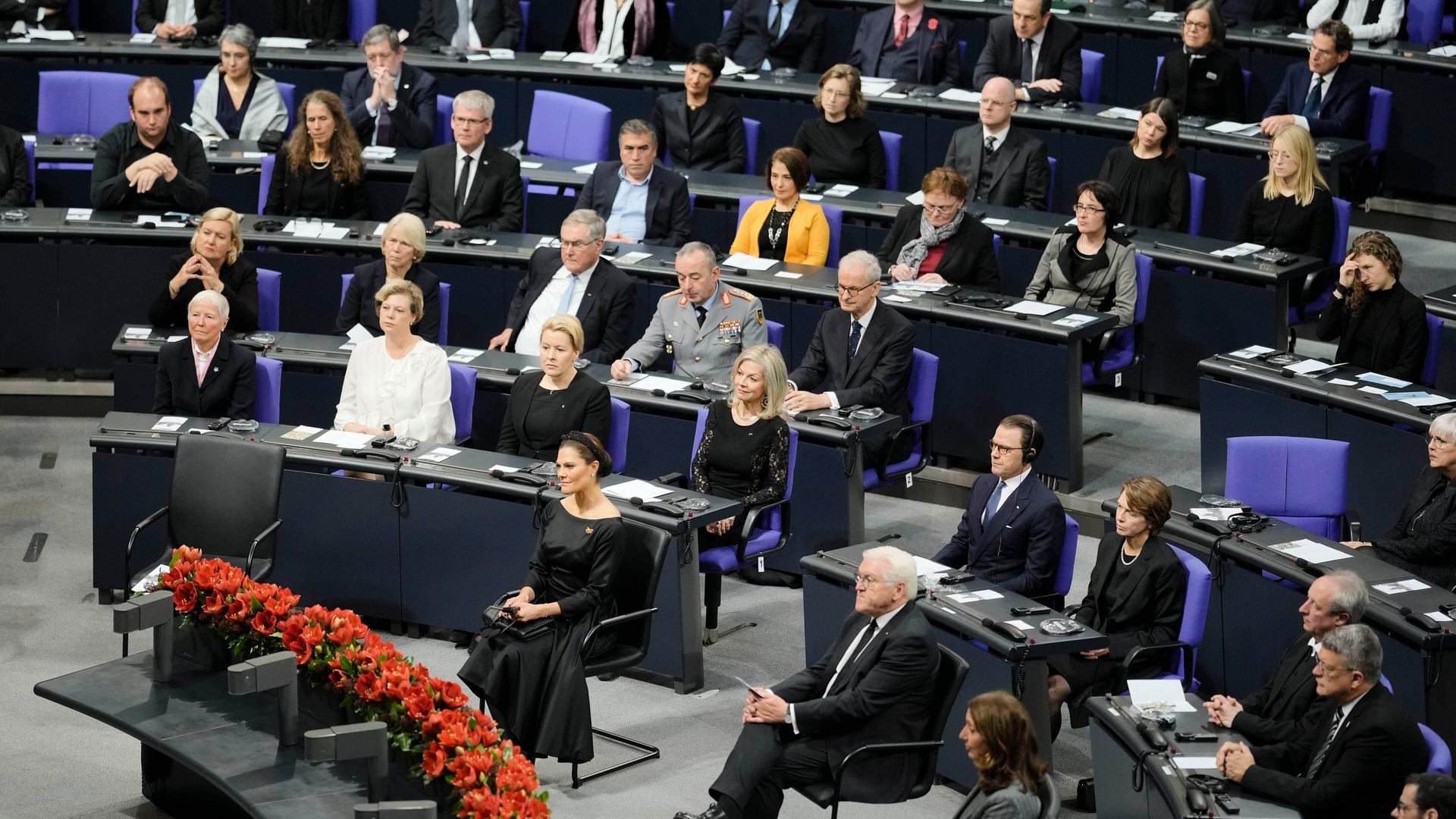 Kronprinzessin Victoria von Schweden und Bundespräsident Steinmeier sitzen während der Gedenkstunde im Bundestag in der Mitte des Plenarsaals.