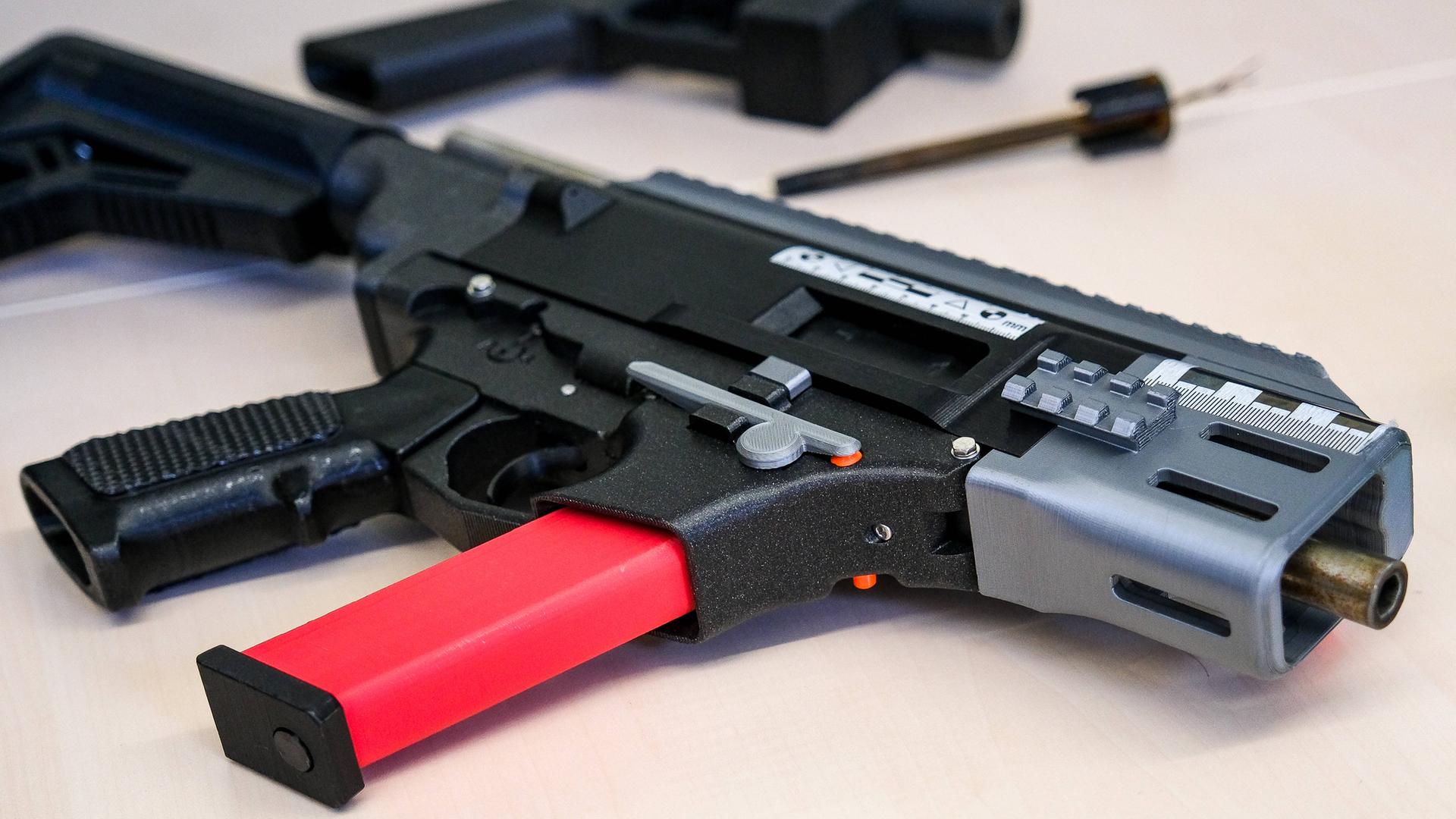 Eine im 3D-Drucker hergestellte Waffe. Das Bundeskriminalamt hat sie 2024 beim Besuch der damaligen Innenministerin Nancy Faeser (SPD) präsentiert Eine im 3D-Drucker hergestellte Waffe. Das Bundeskriminalamt hat sie 2024 beim Besuch der damaligen Innenministerin Nancy Faeser (SPD) präsentiert