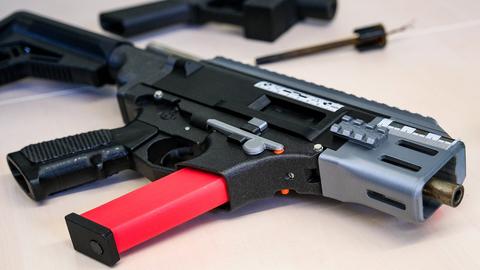 Eine im 3D-Drucker hergestellte Waffe. Das Bundeskriminalamt hat sie 2024 beim Besuch der damaligen Innenministerin Nancy Faeser (SPD) präsentiert Eine im 3D-Drucker hergestellte Waffe. Das Bundeskriminalamt hat sie 2024 beim Besuch der damaligen Innenministerin Nancy Faeser (SPD) präsentiert