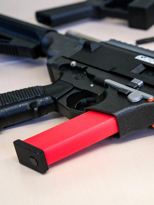 Eine im 3D-Drucker hergestellte Waffe. Das Bundeskriminalamt hat sie 2024 beim Besuch der damaligen Innenministerin Nancy Faeser (SPD) präsentiert