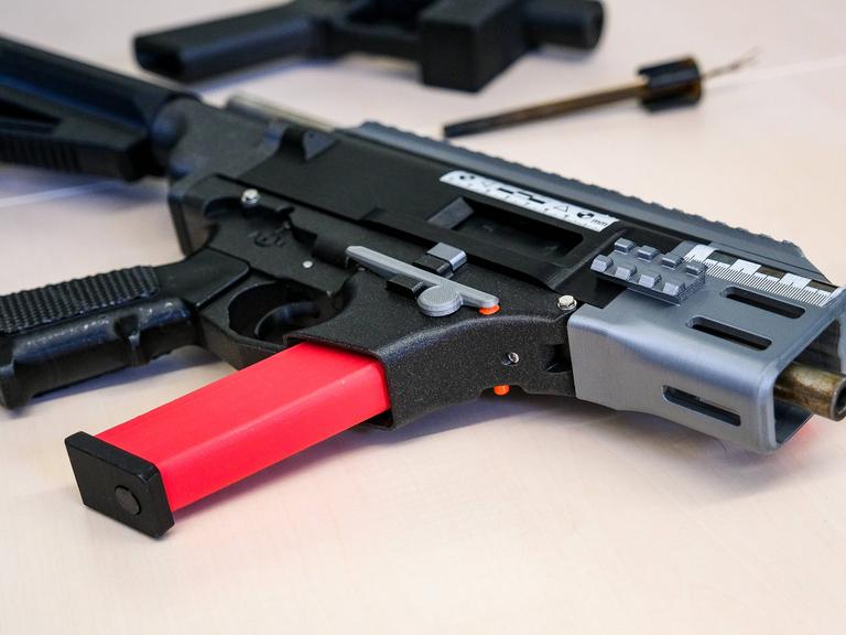 Eine im 3D-Drucker hergestellte Waffe. Das Bundeskriminalamt hat sie 2024 beim Besuch der damaligen Innenministerin Nancy Faeser (SPD) präsentiert