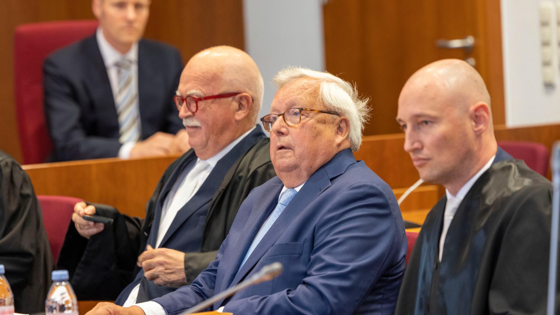 Christian Olearius (M) zwischen seinen Anwälten Peter Gauweiler (l) und Rudolf Hübner im Gerichtssaal im Bonner Landgericht