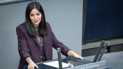 Rasha Nasr (SPD) steht am Rednerpult im Deutschen Bundestag.