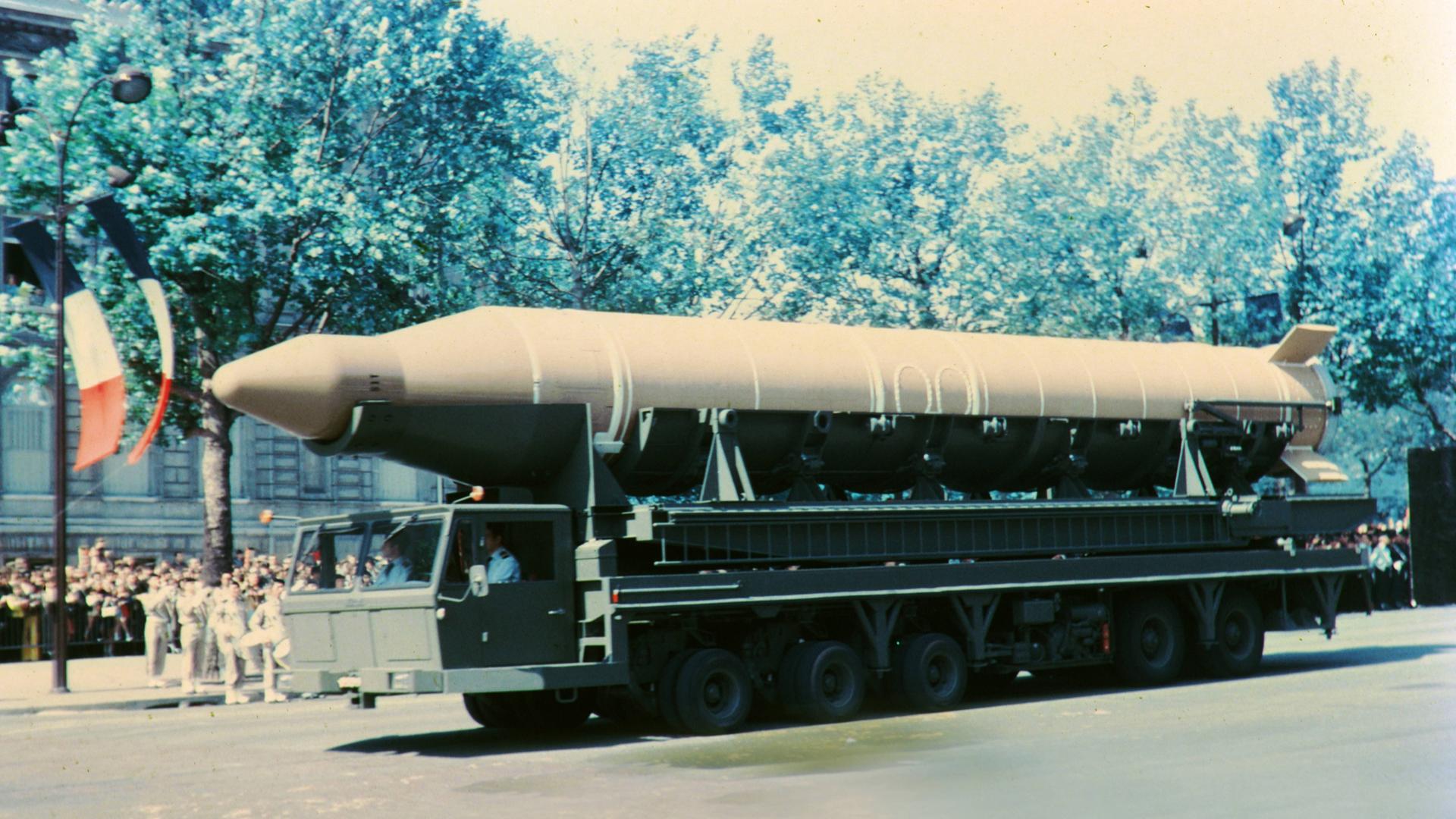 Foto eines atomaren Sprengkopfes bei einer Militärparade in Frankreich, ca. 1972 