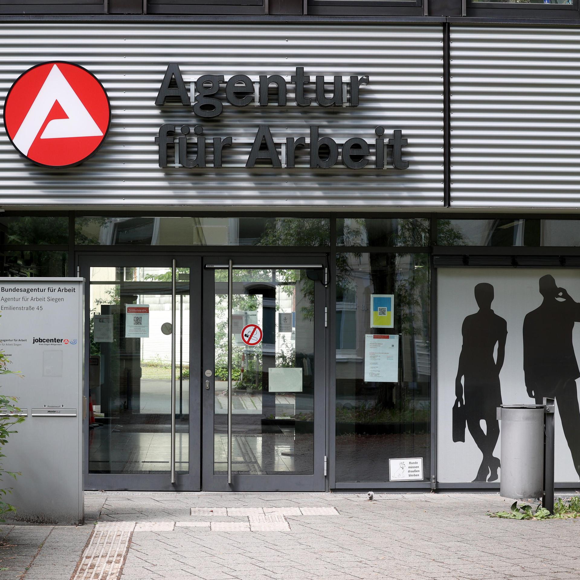 Das Gebäude mit Logo und Schriftzug der Agentur für Arbeit in Siegen.