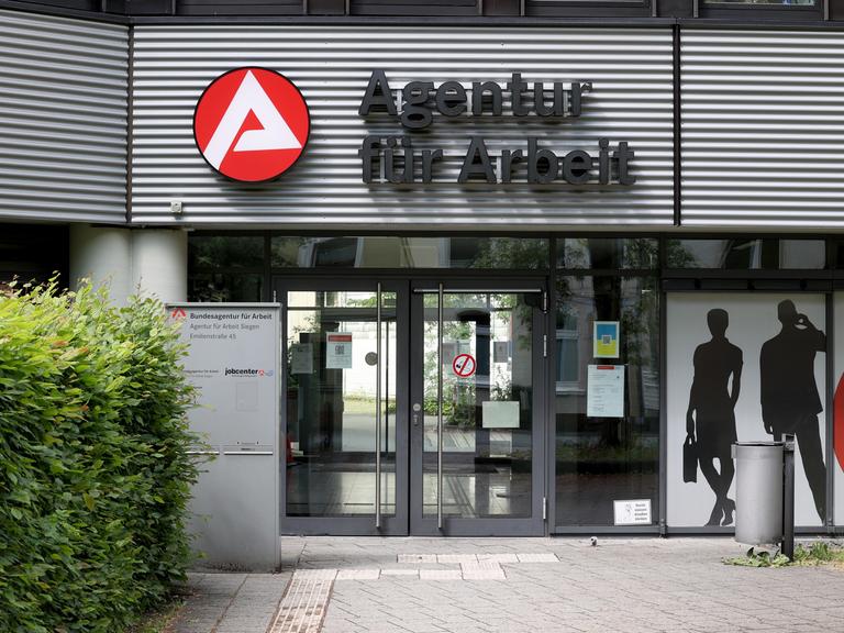 Das Gebäude mit Logo und Schriftzug der Agentur für Arbeit in Siegen.