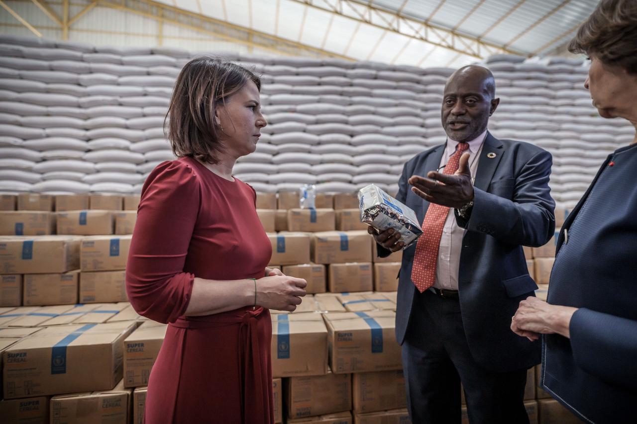 Äthiopien, Adama: Bundesaußenministerin Baerbock besucht ein Getreidelager des Welternährungsprogramms der Vereinten Nationen (WFP) neben dem Landesdirektor von Äthiopien, Claude Jibidar. 