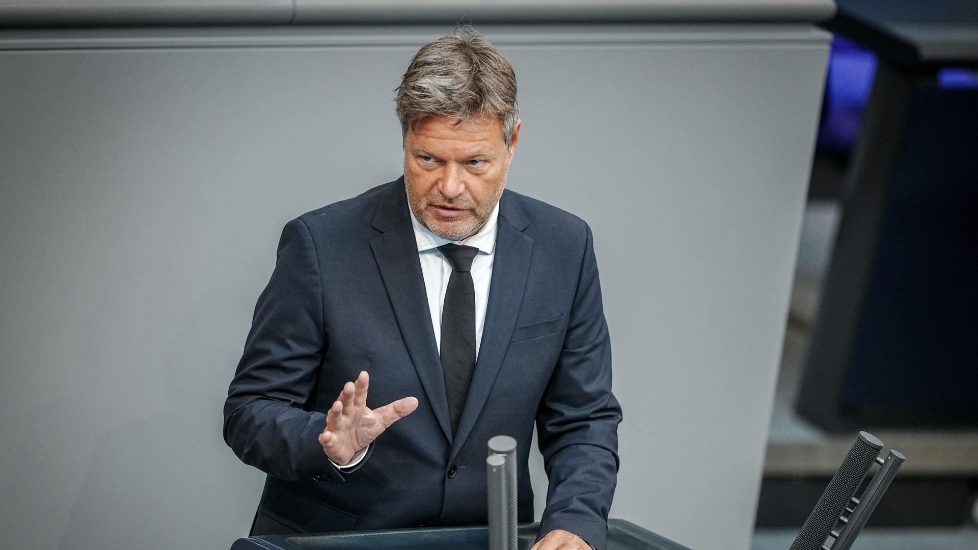 Berlin: Robert Habeck (Bündnis 90/Die Grünen), Bundesminister für Wirtschaft und Klimaschutz, spricht im Plenum des Bundestags während der ersten Lesung zum Haushalt 2024.