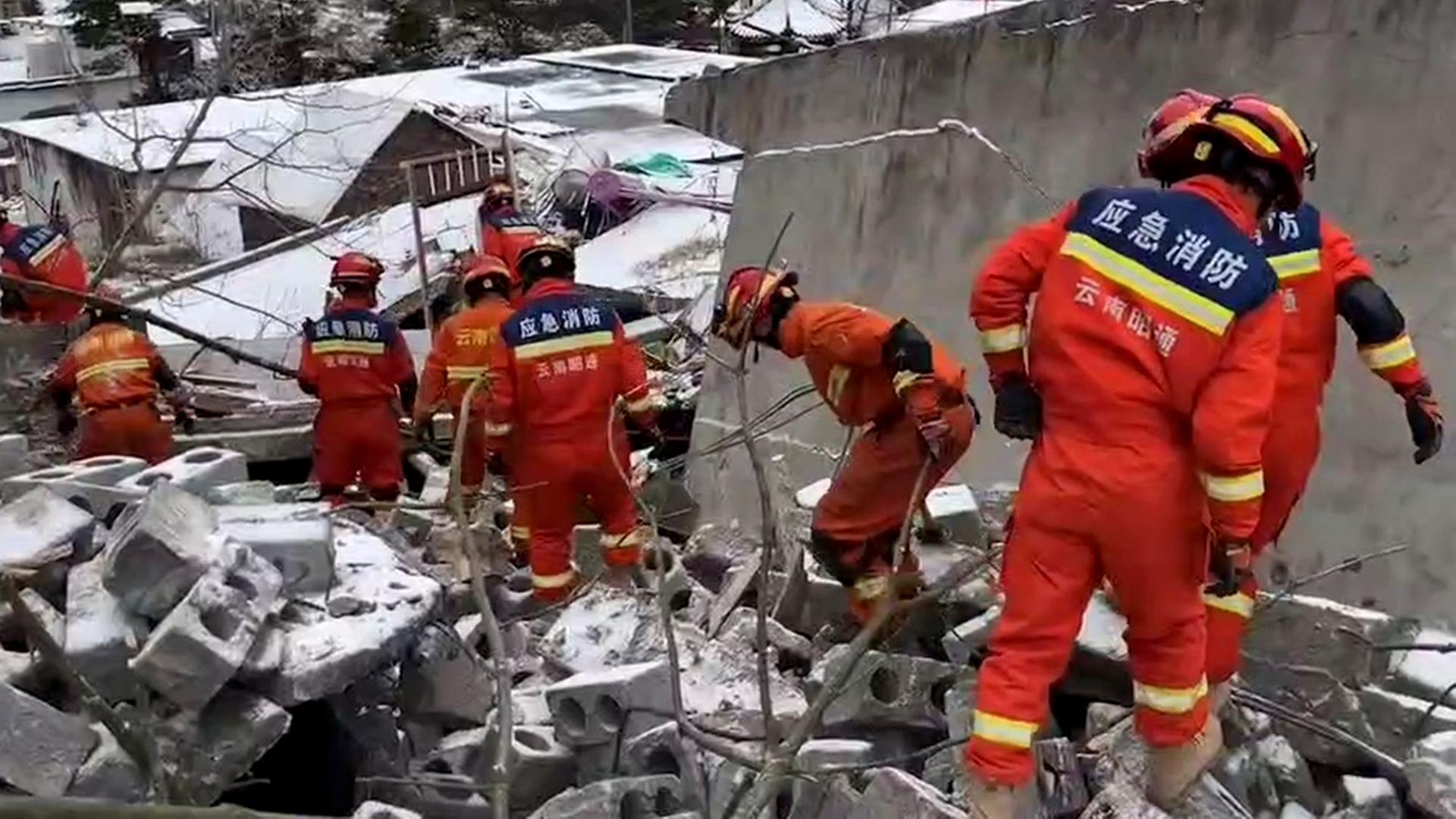 China, Zhaotong: Dieser Screenshot zeigt Rettungskräfte bei der Arbeit an der Stelle eines Erdrutsches im Dorf Liangshui in der südwestchinesischen Provinz Yunnan.