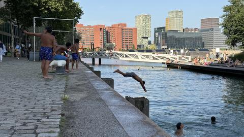 Während einer Hitzewelle springt ein Mann in ein Hafenbecken in Rotterdam. Während einer Hitzewelle springt ein Mann in ein Hafenbecken in Rotterdam.