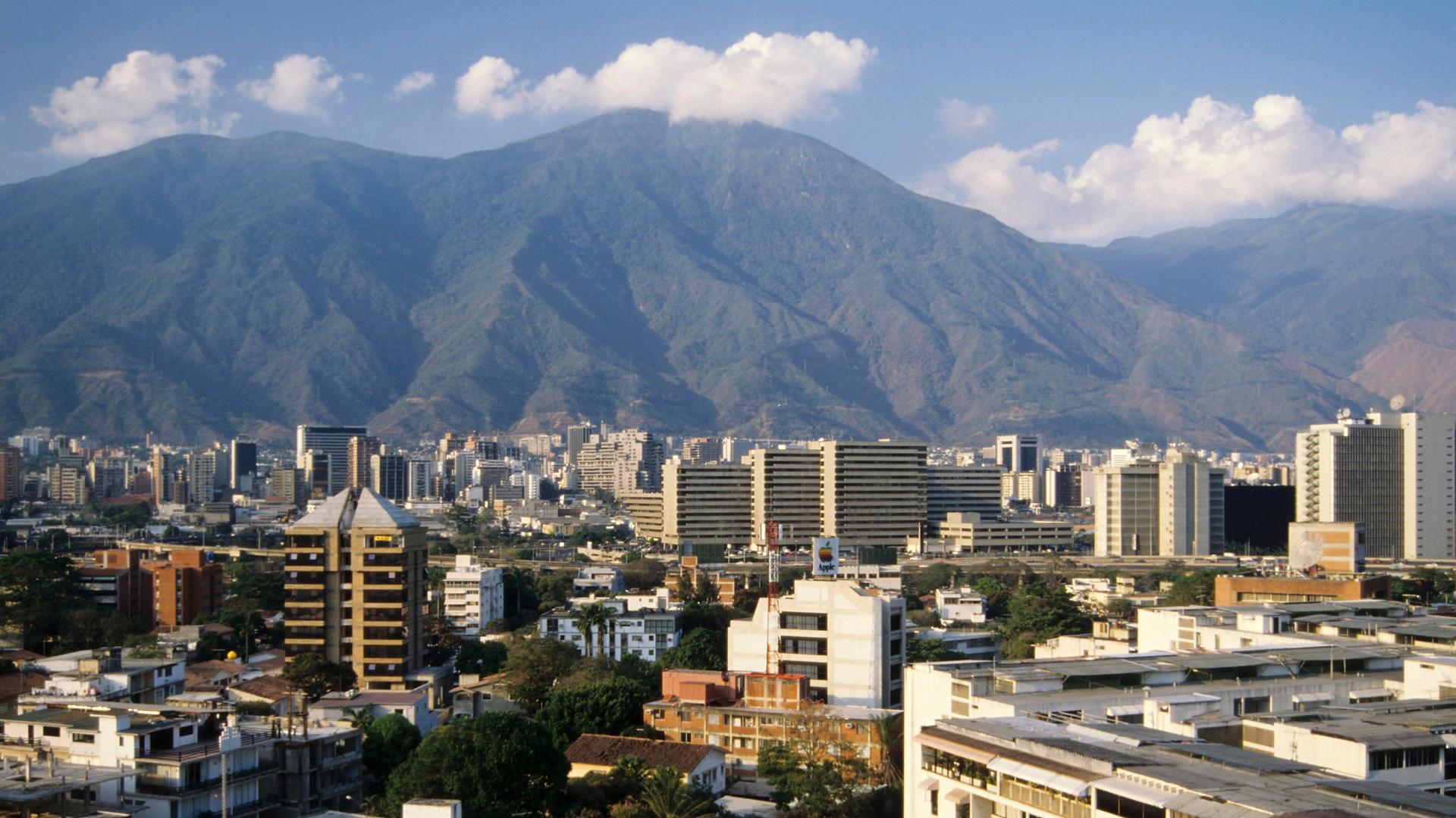Blick auf Venezuelas Hauptstadt Caracas, im Hintergrund erheben sich Berge.