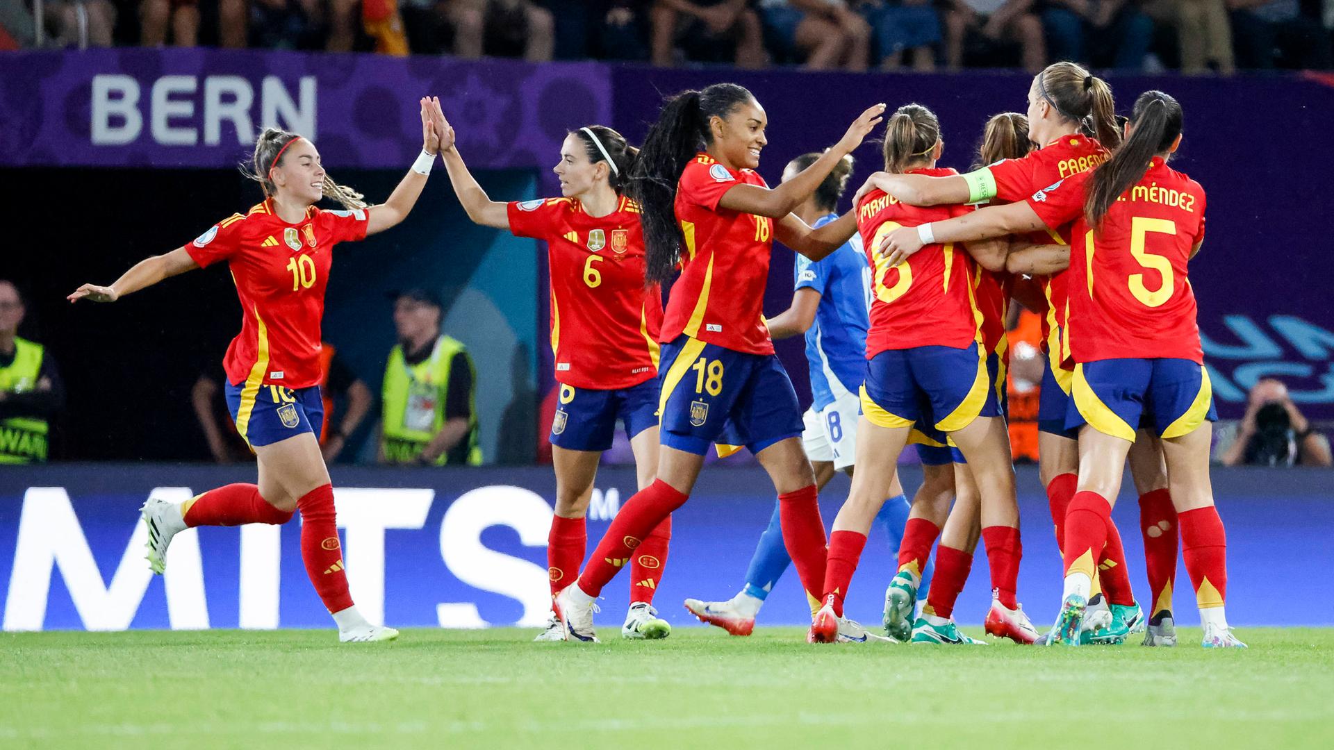 Spanische Fußballerinnen jubeln nach einem Tor.