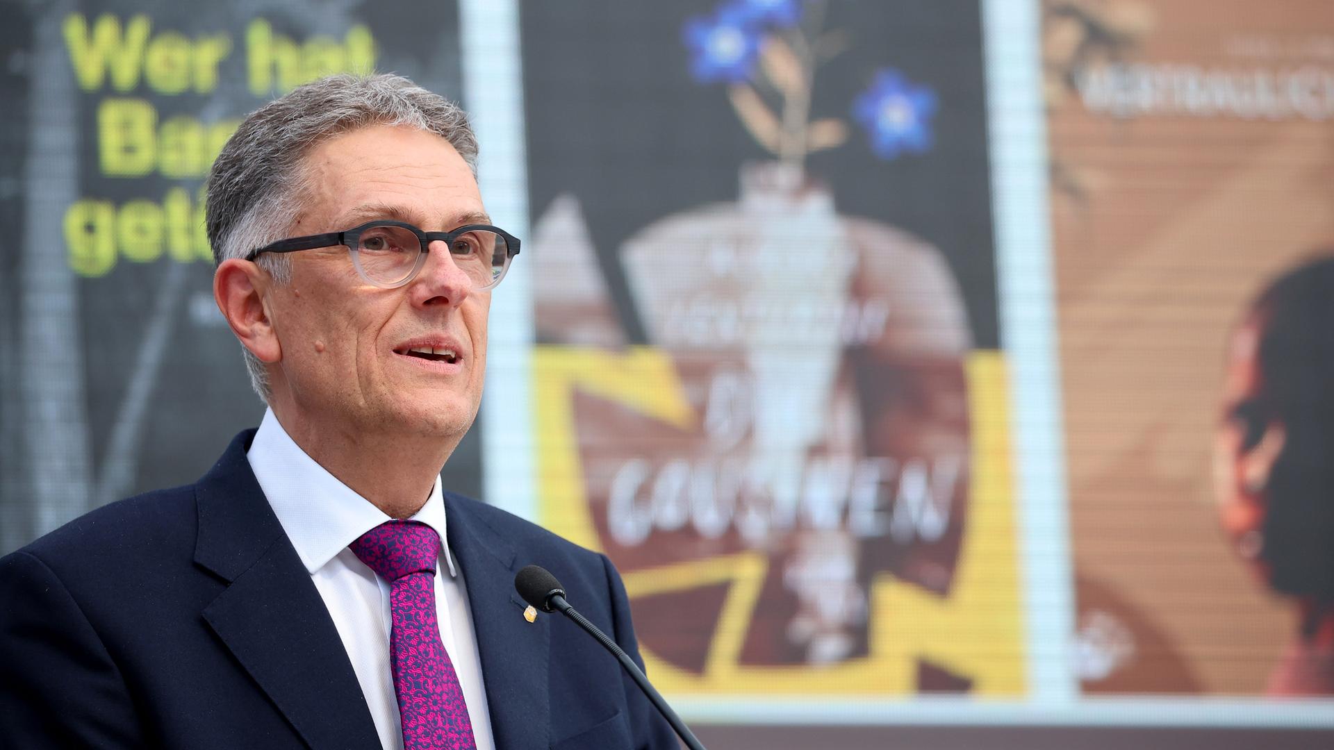 Oliver Zille, der bisherige Direktor der Leipziger Buchmesse, spricht während Verleihung des Leipziger Buchpreises 2023 auf dem Leipzger Messegelände. 