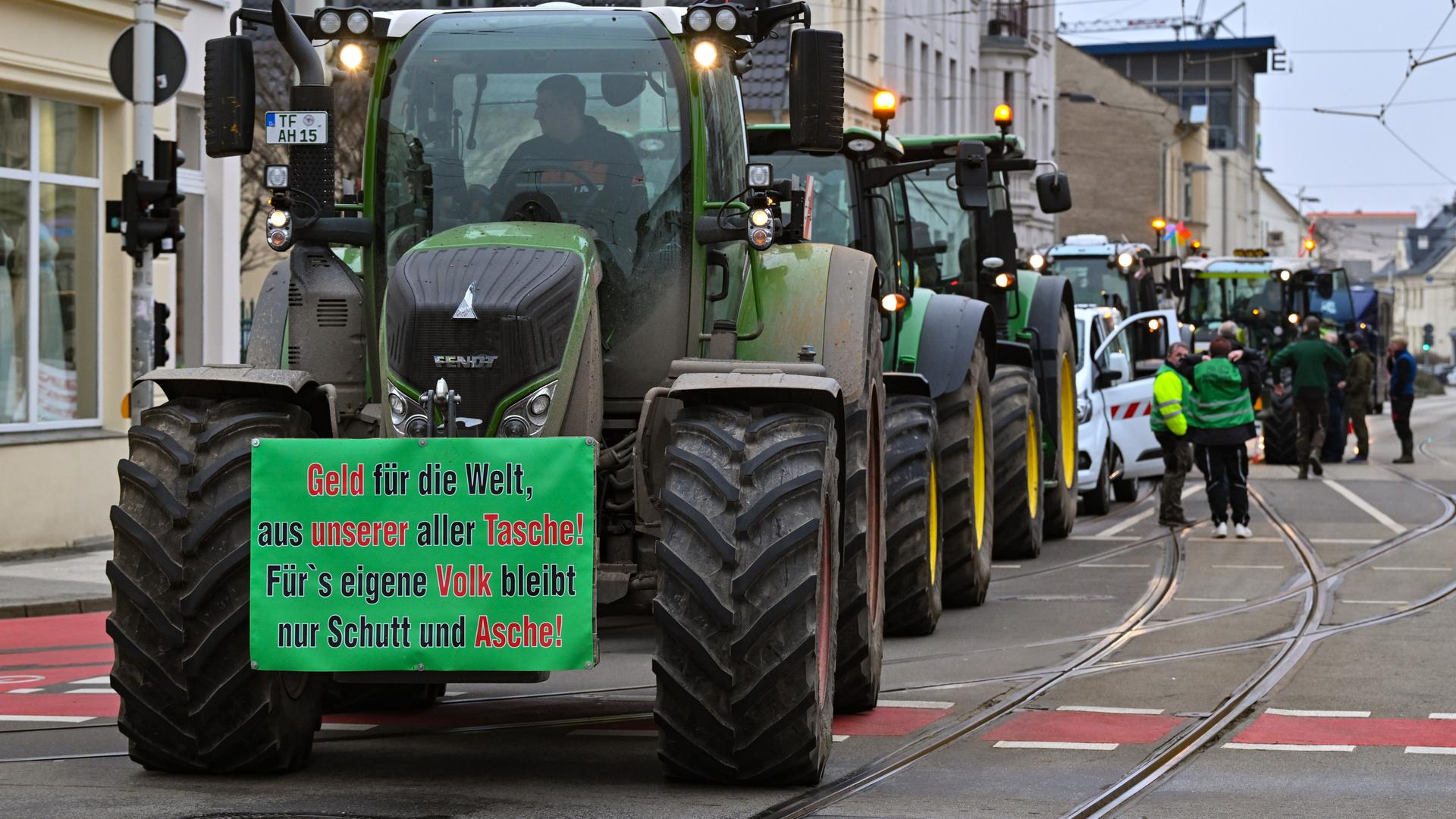Cottbus: Landwirte kommen mit Traktoren zu einer Demonstration vor Beginn der Dritten Konferenz zur Infrastrukturentwicklung im Lausitzer und Mitteldeutschen Revier in der Stadthalle Cottbus.