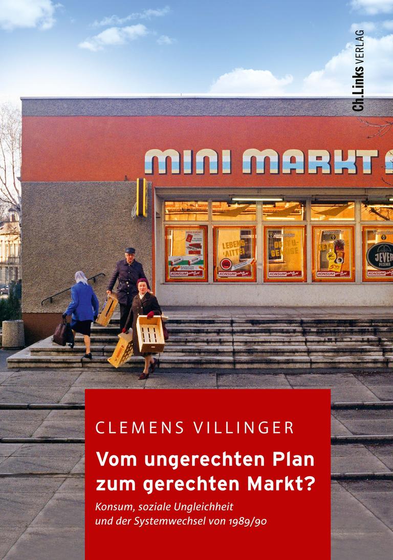 Das Cover des Buchs „Vom ungerechten Plan zum gerechten Markt?“ von Clemens Villinger zeigt Menschen mit leeren Obstkisten vor einem Supermarkt.

