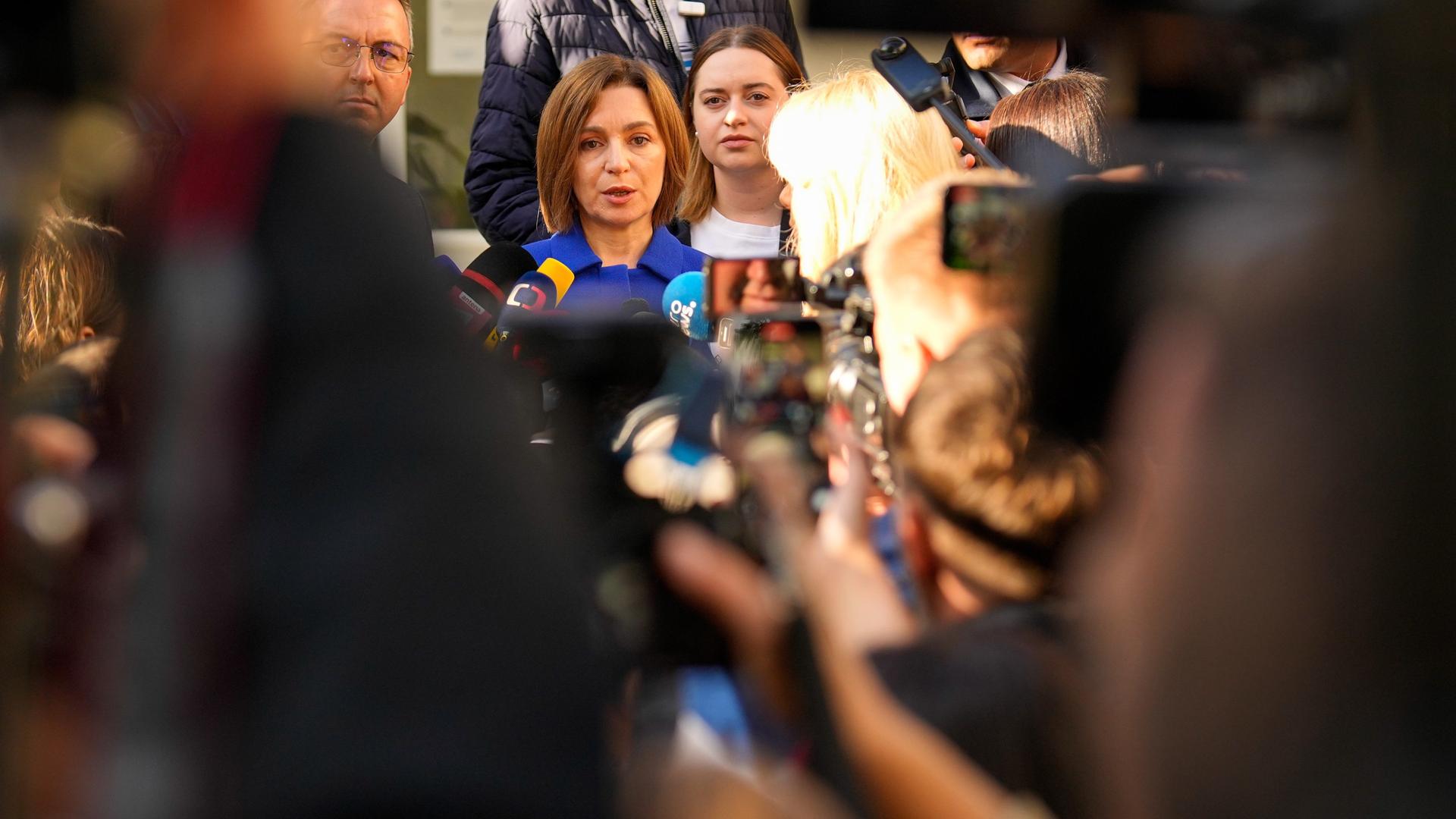 Chisinau: Moldaus Präsidentin Maia Sandu spricht zu den Medien, nachdem sie bei der Parlamentswahl ihre Stimme abgegeben hat.