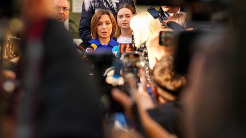 Chisinau: Moldaus Präsidentin Maia Sandu spricht zu den Medien, nachdem sie bei der Parlamentswahl ihre Stimme abgegeben hat.
