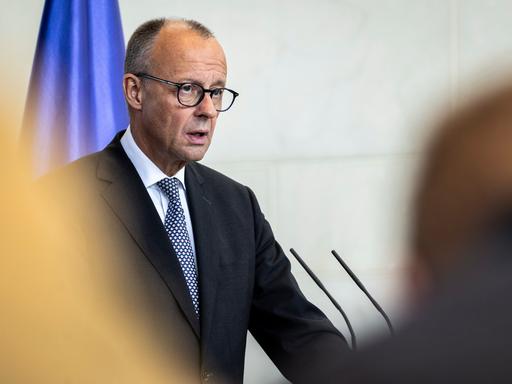 Bundeskanzler Friedrich Merz (CDU) steht an einem Rednerpult und spricht.