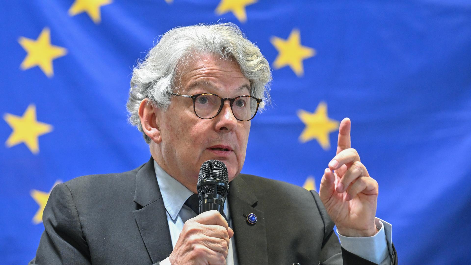 Thierry Breton, EU-Kommissar für Binnenmarkt und Dienstleistungen, spricht auf der Veranstaltung "Wirtschaftstransformation, Net-Zero Valley und Digitalisierung" im DOCK3 an der Landesgrenze zu Sachsen und Brandenburg.