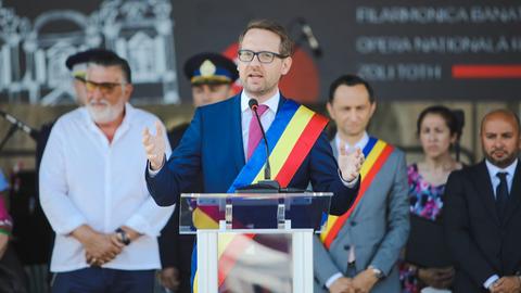 Der Bürgermeister von Temeswar, Dominic Fritz, hält eine Rede.