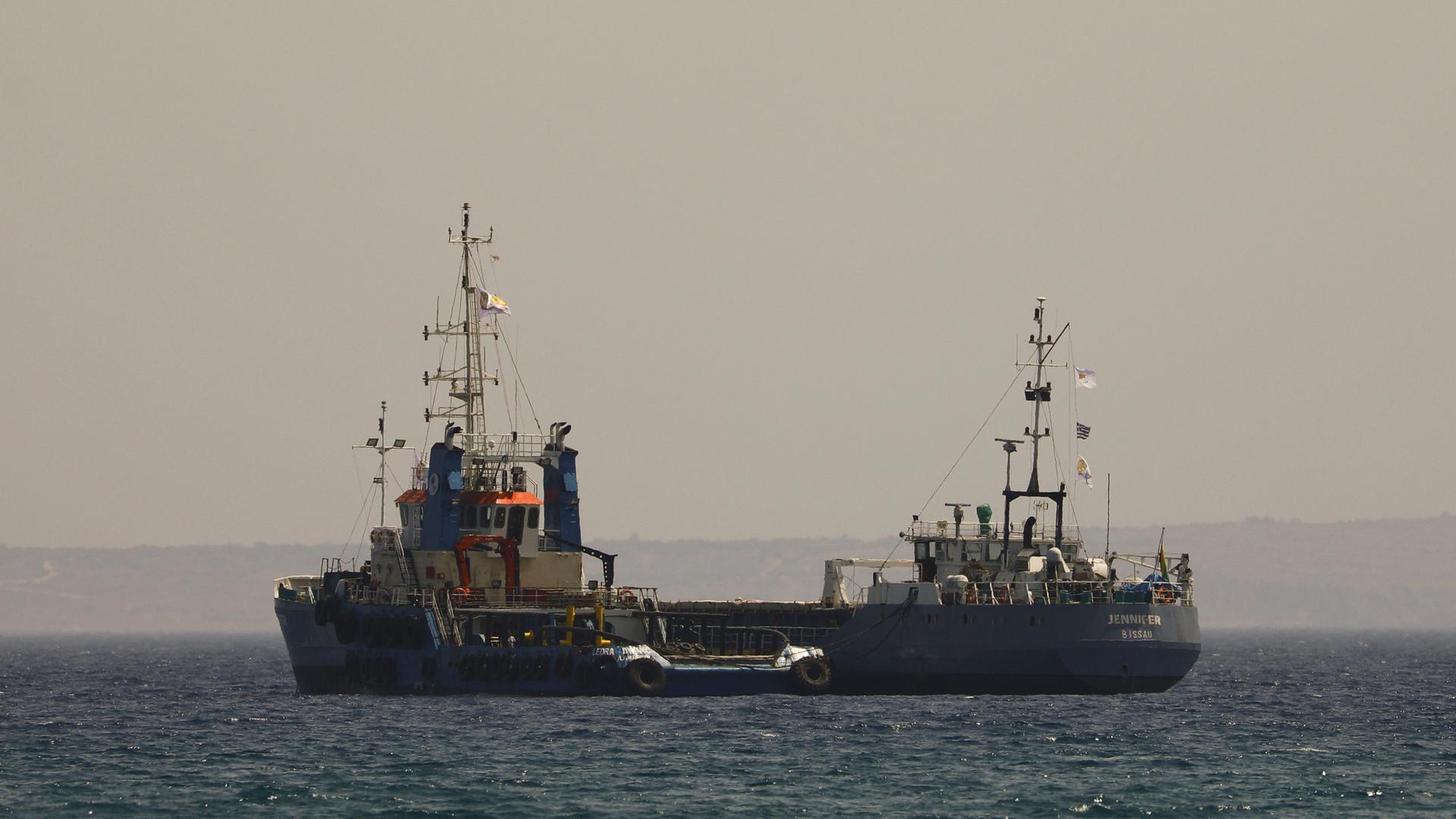 Das Frachtschiff "Jennifer" mit Hilfsgütern für den Gaza-Streifen hat den Hafen in Larnaka auf Zypern verlassen. Das Frachtschiff "Jennifer" mit Hilfsgütern für den Gaza-Streifen hat den Hafen in Larnaka auf Zypern verlassen.
