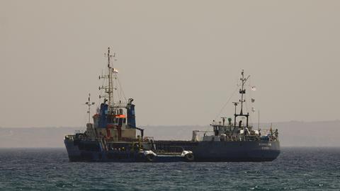Das Frachtschiff "Jennifer" mit Hilfsgütern für den Gaza-Streifen hat den Hafen in Larnaka auf Zypern verlassen.