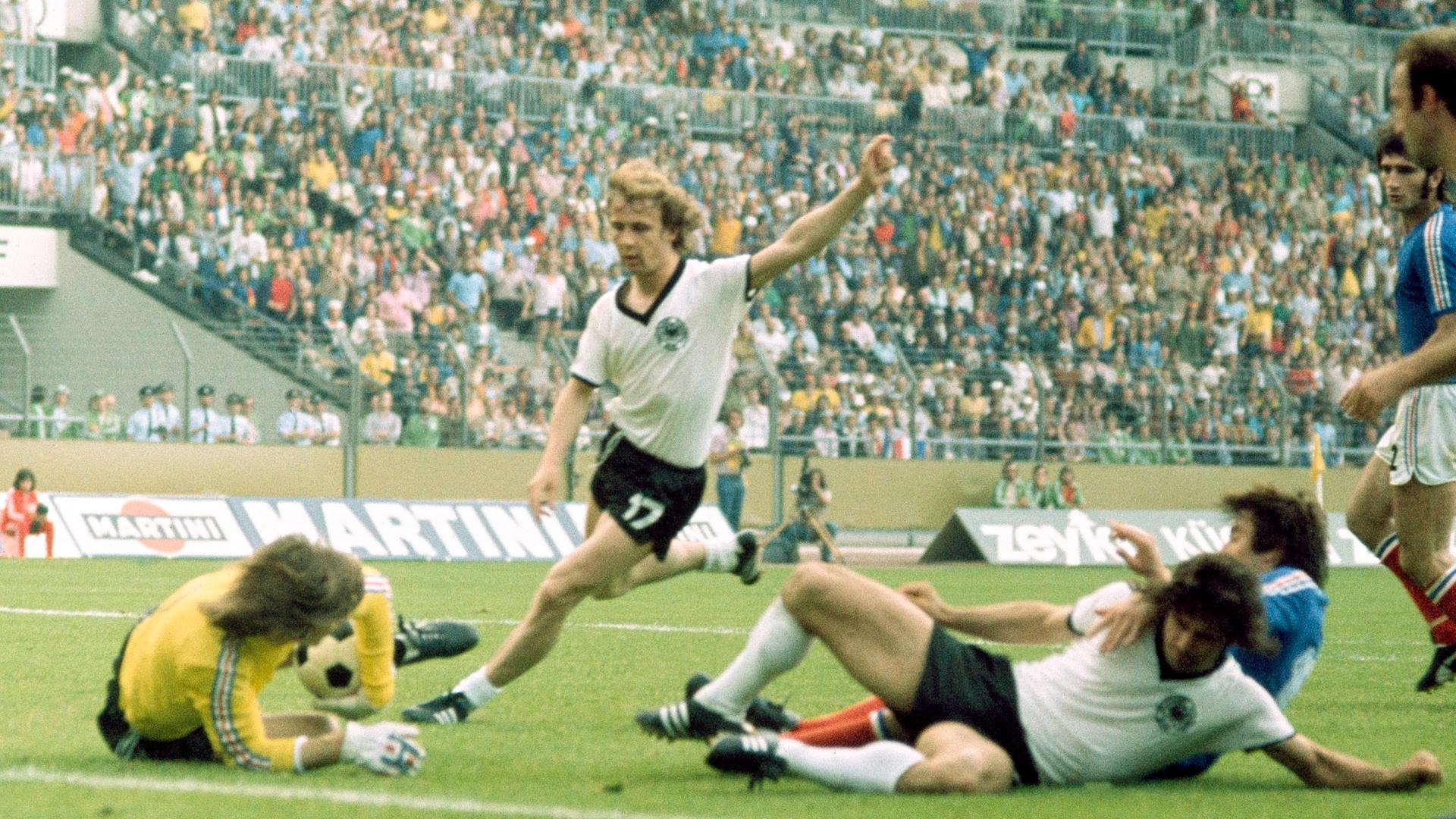 Fußball-Weltmeisterschaft 1974. Jugoslawien gegen die Bundesrepublik Deutschland. Bernd Hölzenbein in Aktion.