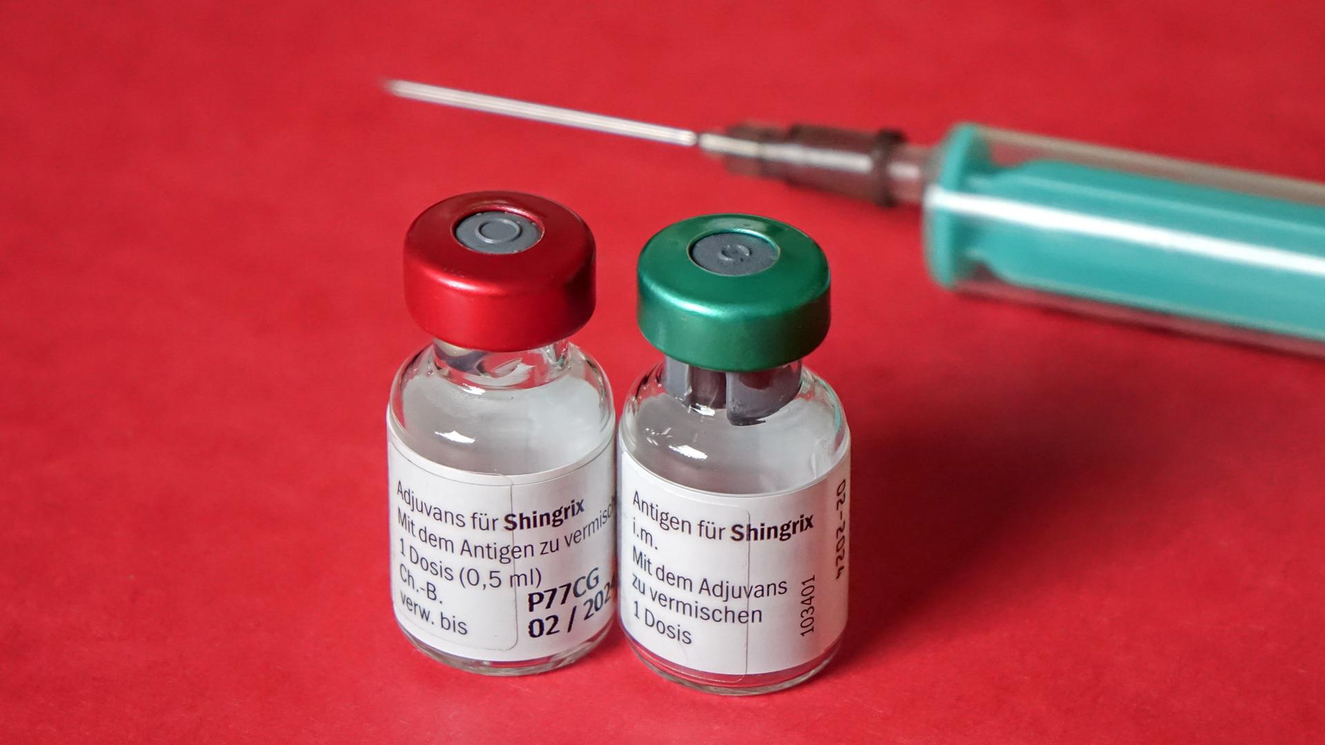 Herpes-Zoster-Impfstoff Shingrix bestehend aus zwei Durchstechflaschen mit Pulver Antigen und Suspension Adjuvans.