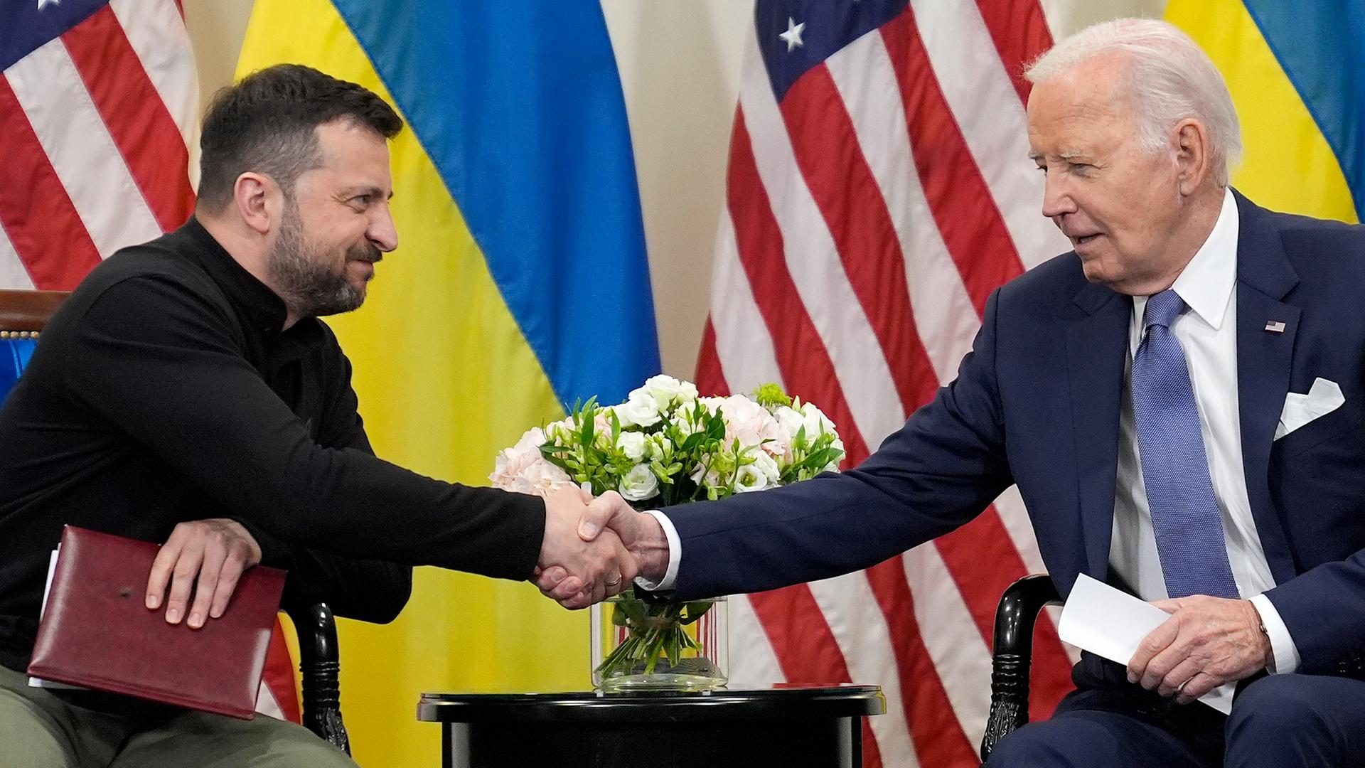 US-Präsident Biden schüttelt die Hand des ukrainischen Präsidenten Selenskyj bei einem Treffen in Paris am 7. Juni 2024.