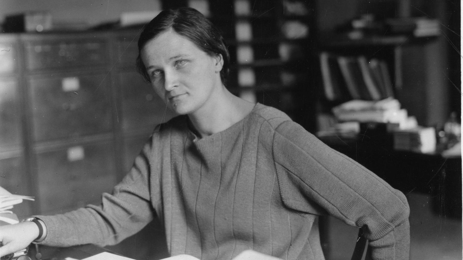 Schwarz-weiß-Aufnahme von Cecilia Payne an einem Schreibtisch sitzend