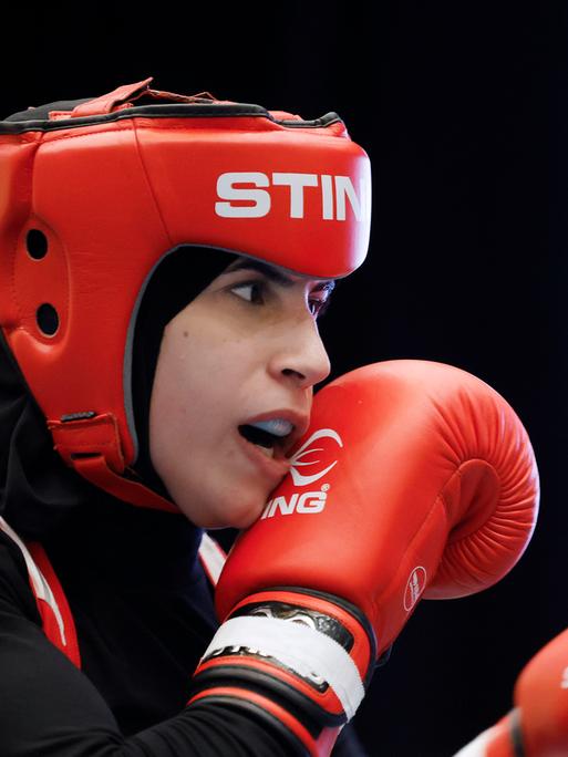 Die Boxerin Zeina Nassar beim Cologne Boxing Cup 2023, Halbfinale Bantamgewicht (W54kg) 