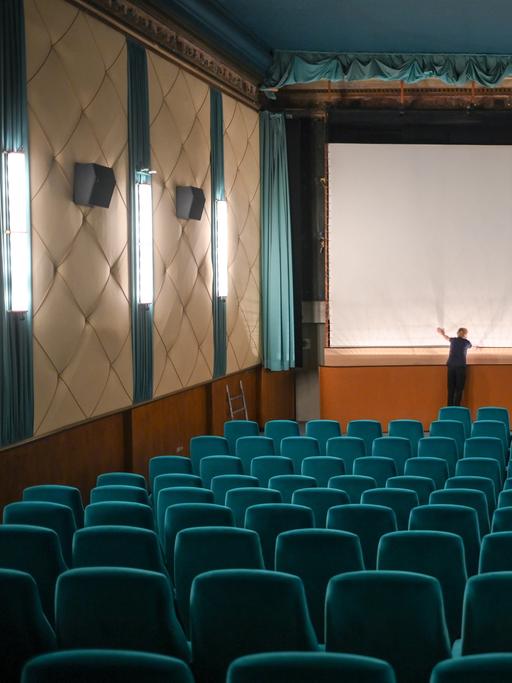 Ein Kinosaal mit türkisfarbenen Sesseln