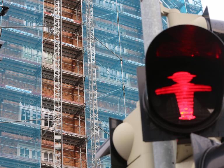 Rote Ampel vor einer Baustelle.