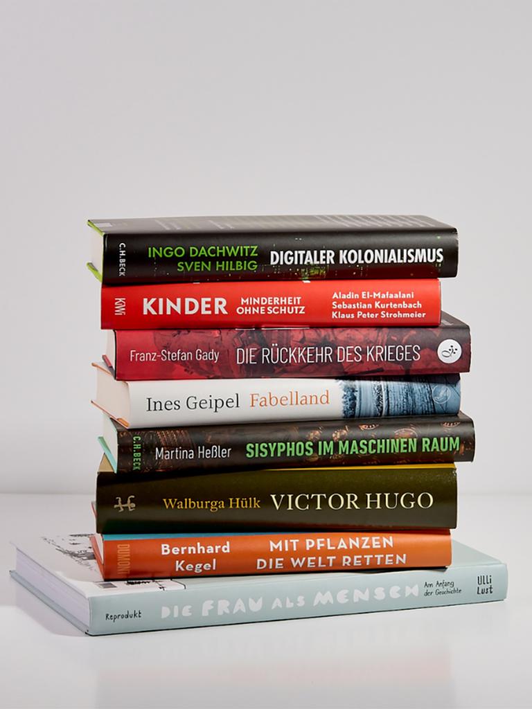 Die acht Nominierten Bücher des Deutschen Sachbuchpreises 2025 liegen auf einem Stapel.