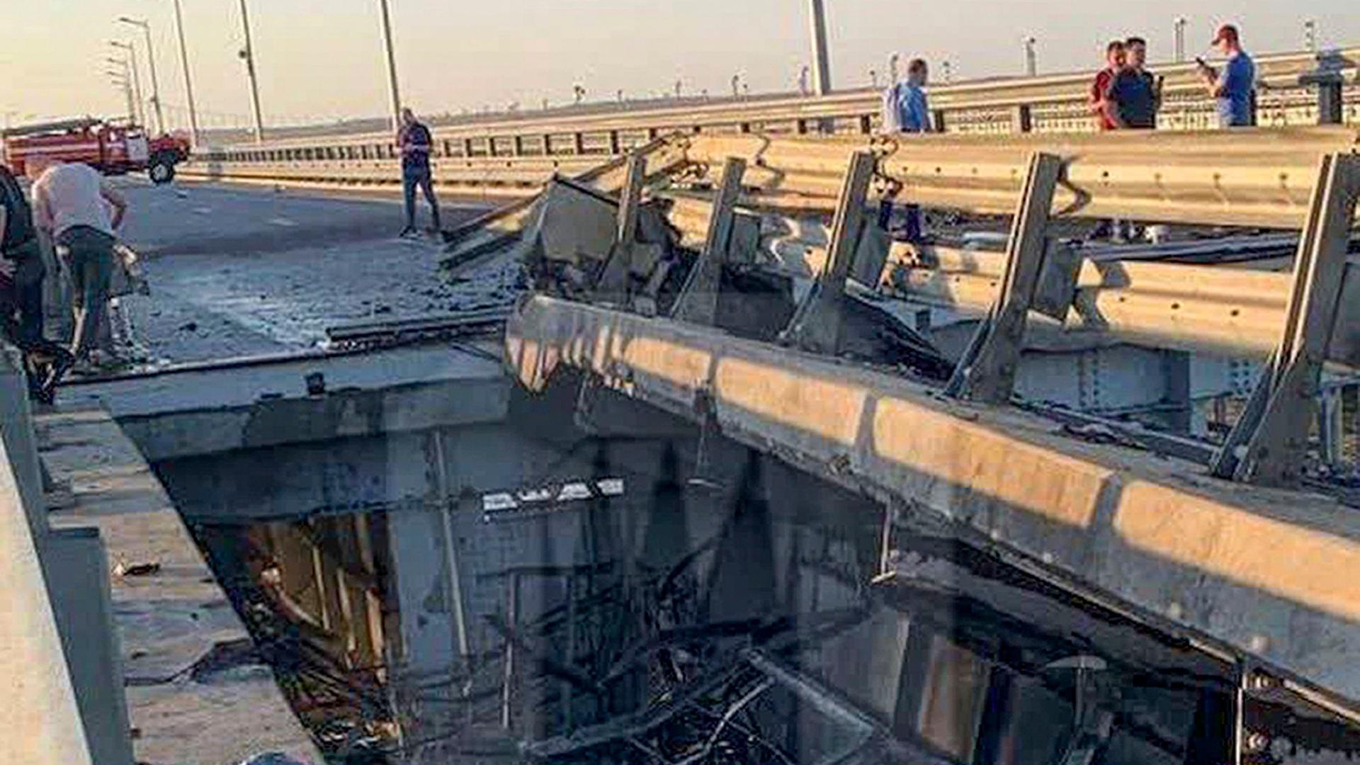 Dieses von Ostorozhno Novosti zur Verfügung gestellte Foto zeigt angeblich beschädigte Teile der Krim-Brücke, die das russische Festland und die Halbinsel Krim über die Straße von Kertsch verbindet.