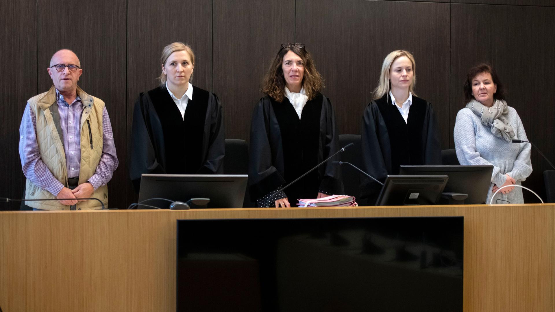 Drei Richterinnen und zwei Schöffen stehen im Gerichtssaal bei einem Prozess in Düsseldorf 2025 (Symbolbild) Drei Richterinnen und zwei Schöffen stehen im Gerichtssaal bei einem Prozess in Düsseldorf 2025 (Symbolbild)