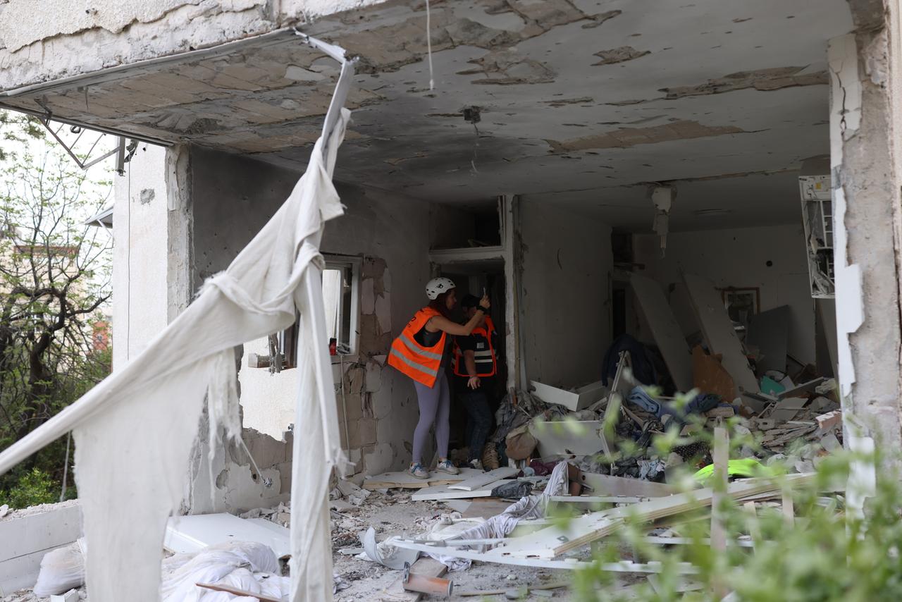 Sicherheitskräfte inspizieren einen offenbar von einer iranischen Rakete getroffenen Gebäude in der Stadt Ramat Gan in der Nähe von Tel Aviv.