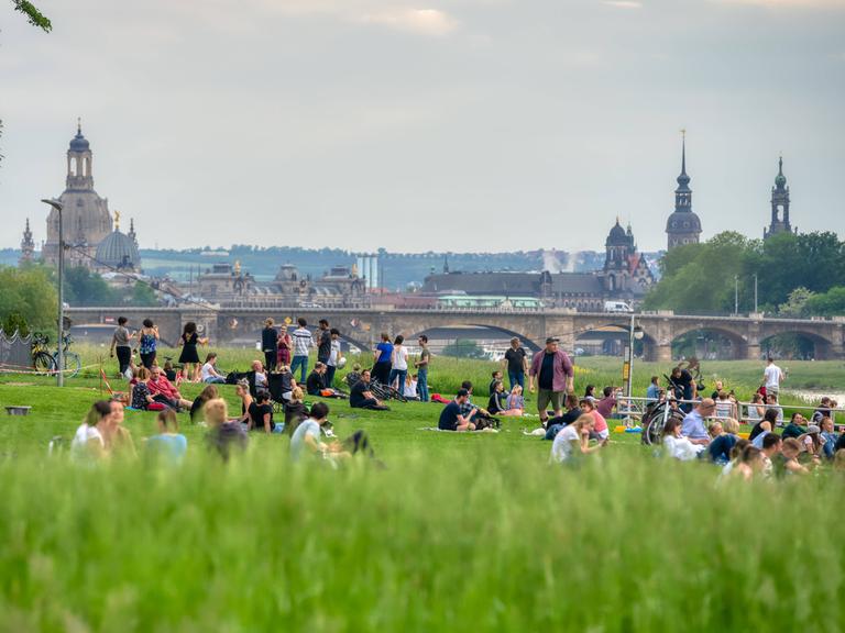 Menschen auf den Elbwiesen mit Blick auf Dresden Menschen auf den Elbwiesen mit Blick auf Dresden