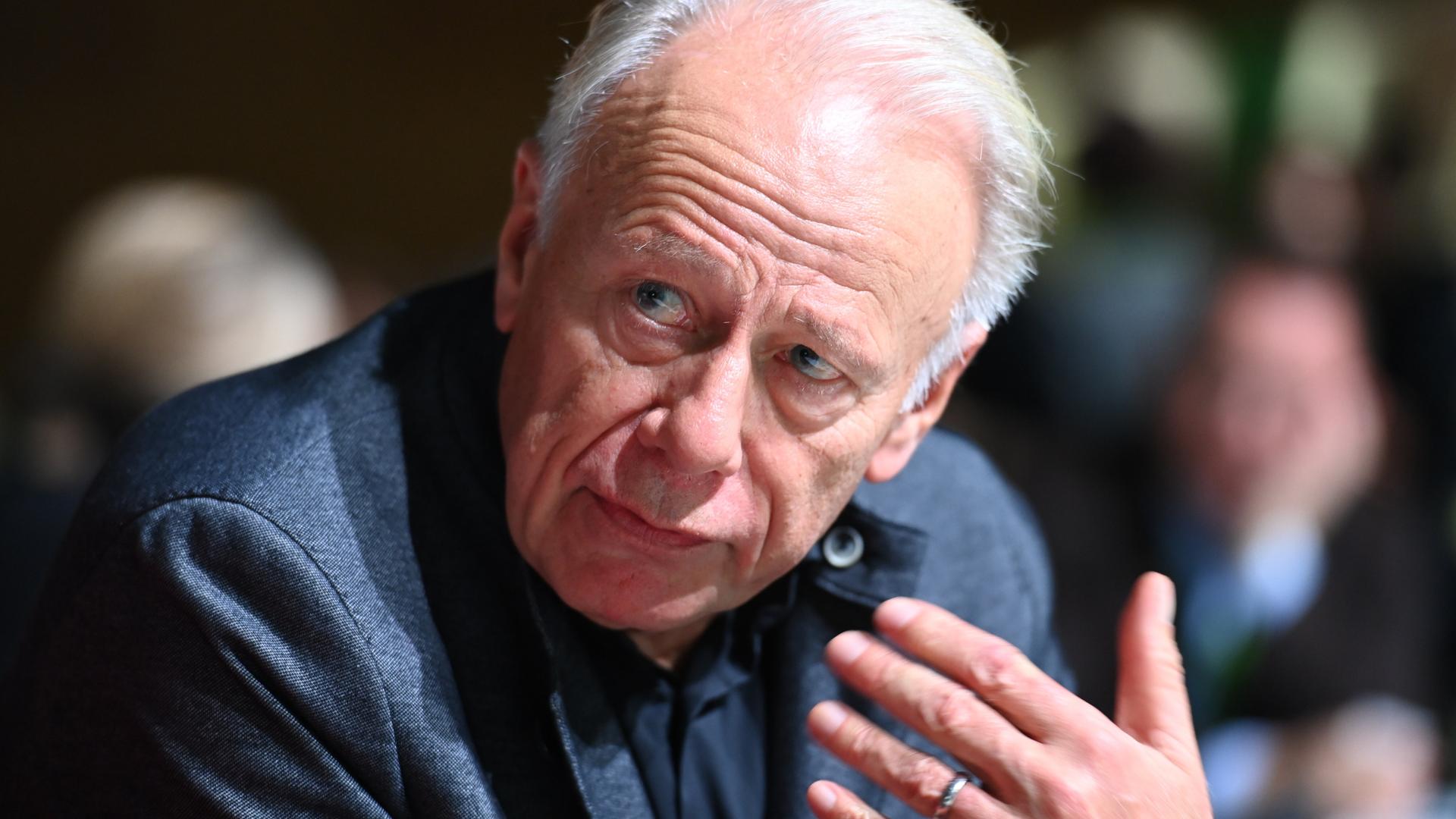 Nahaufnahme von Jürgen Trittin mit unscharfem Hintergrund. Der frühere Umweltminister ist in eine Debatte vertieft Nahaufnahme von Jürgen Trittin mit unscharfem Hintergrund. Der frühere Umweltminister ist in eine Debatte vertieft