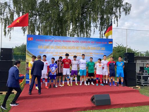 Botschafter Vu Quang Minh begrüßt die Kapitäne beim Fußball-Turnier der vietnamesischen Vereine in Deutschland.