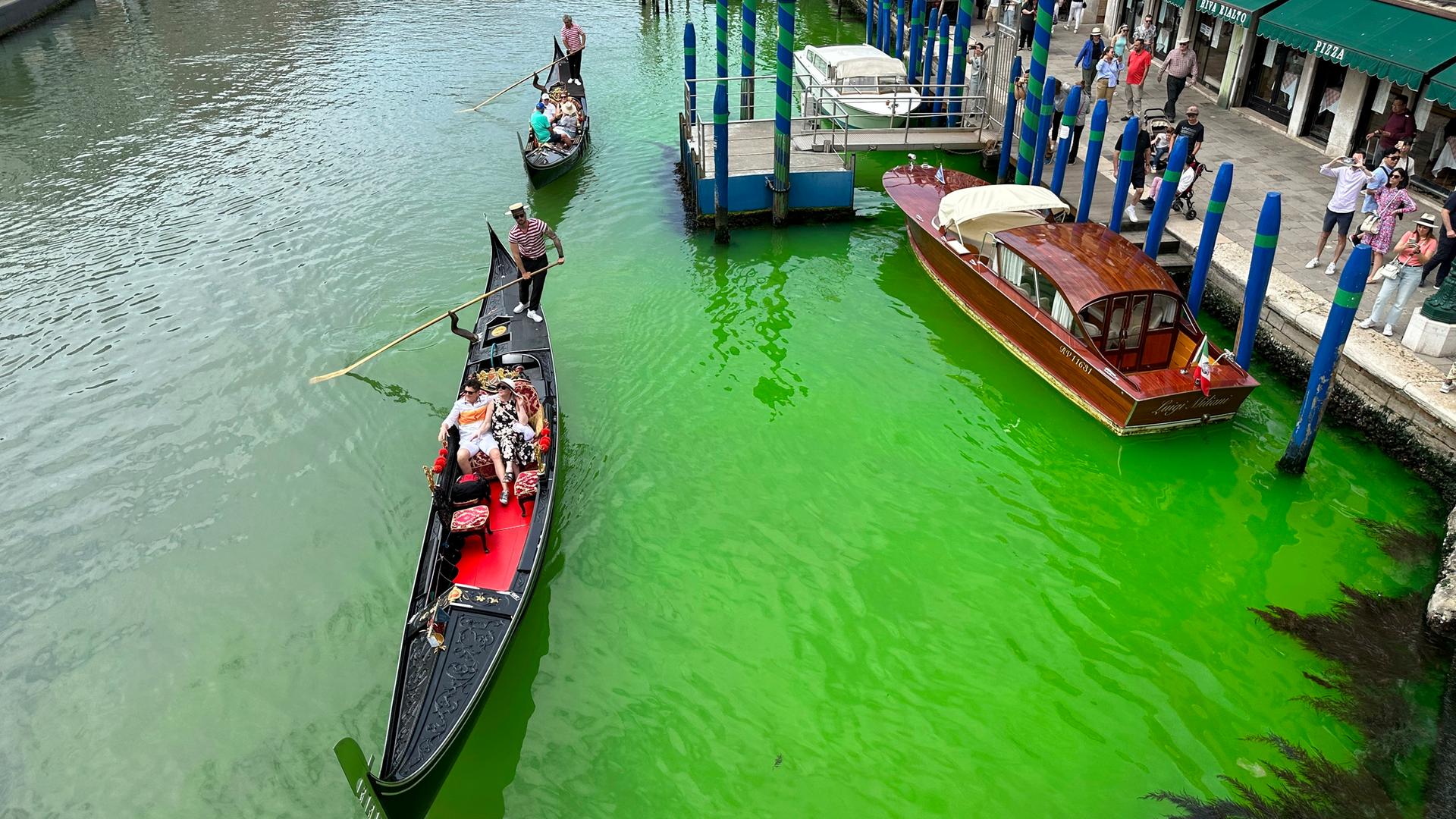 Eine grün schimmernde Flüssigkeit im berühmten Canal Grande von Venedig hat für Aufregung in der Lagunenstadt gesorgt. Eine grün schimmernde Flüssigkeit im berühmten Canal Grande von Venedig hat für Aufregung in der Lagunenstadt gesorgt.