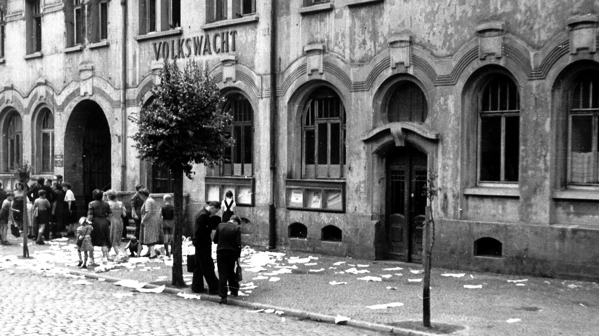 Verstreute Akten und Zeitungen während des Aufstands vom 17. Juni 1953 vor dem Gebäude der SED-Zeitung "Volkswacht" in Jena. 
