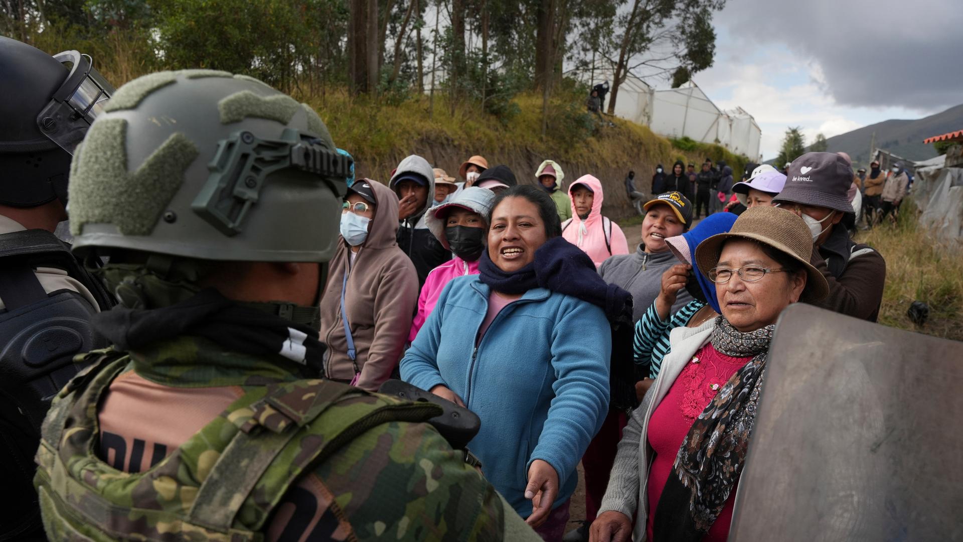 Demonstrantinnen argumentieren mit Soldaten in Tabacundo, Ecuador.